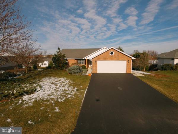 6685 BENT OAK DR, Fayetteville, PA 17222