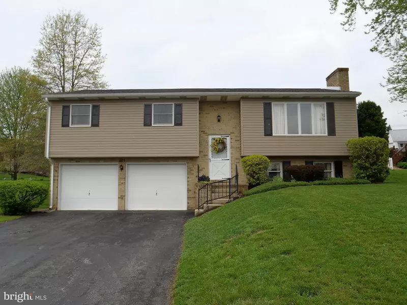 1935 QUIGLEY DR, Chambersburg, PA 17202