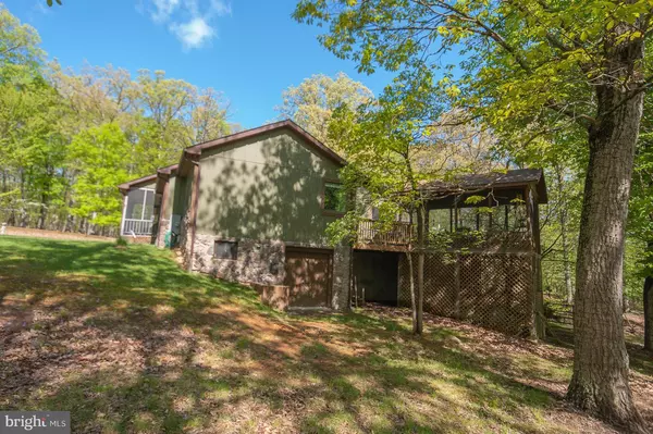 Great Cacapon, WV 25422,978 SIDELING MOUNTAIN TRAIL