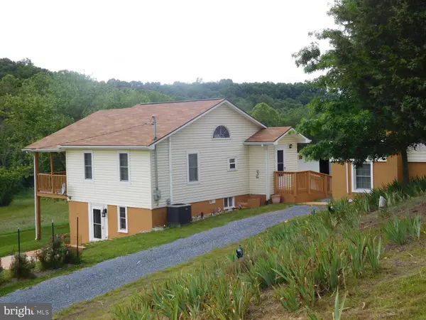 4013 VIRGINIA LINE RD, Berkeley Springs, WV 25411