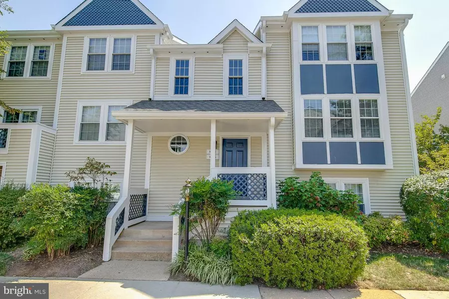 12916-B GRAYS POINTE RD W #B, Fairfax, VA 22033