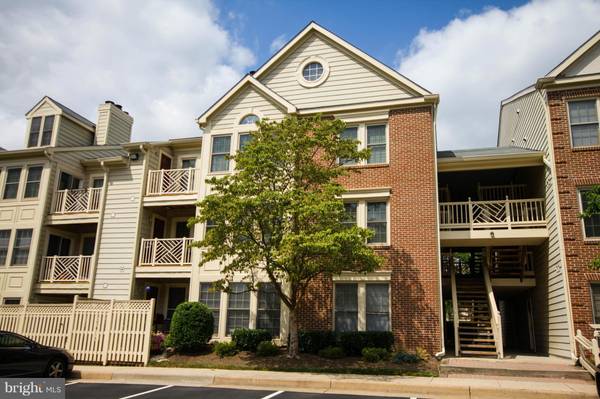 3800 RIDGE KNOLL CT #303B, Fairfax, VA 22033