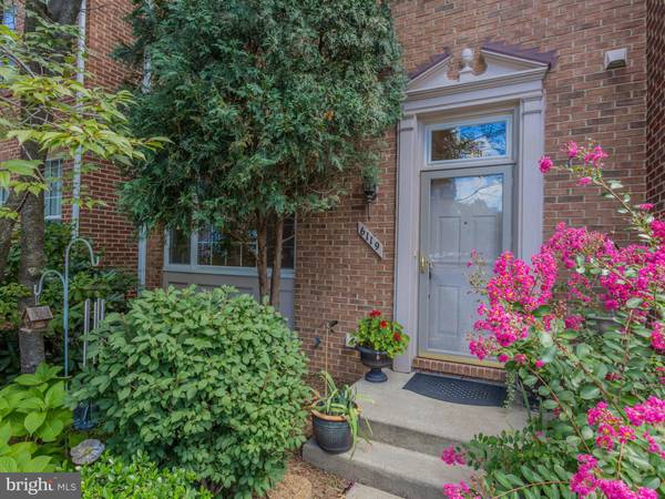 6119 DONIVAL SQ, Alexandria, VA 22315