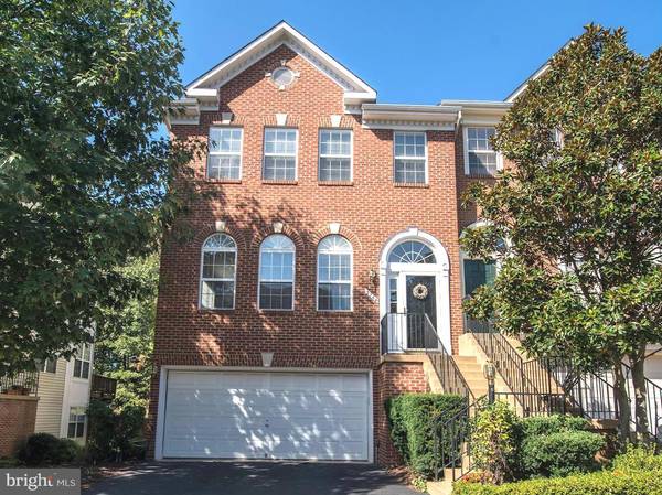 5744 GOVERNORS POND CIR, Alexandria, VA 22310