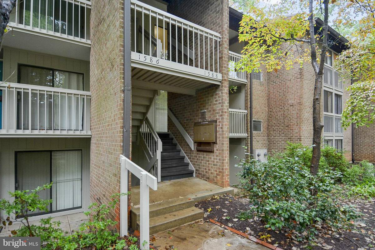 Reston, VA 20190,1588 MOORINGS DR #2C