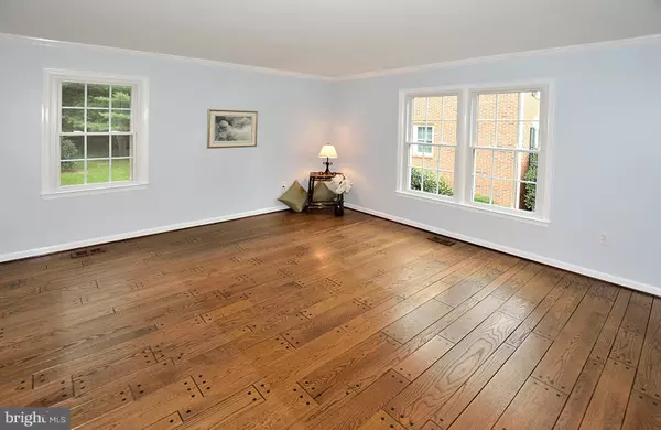 Falls Church, VA 22043,6851 WILLIAMSBURG POND CT