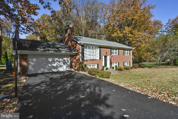 3385 HICKORY HILLS DR, Oakton, VA 22124