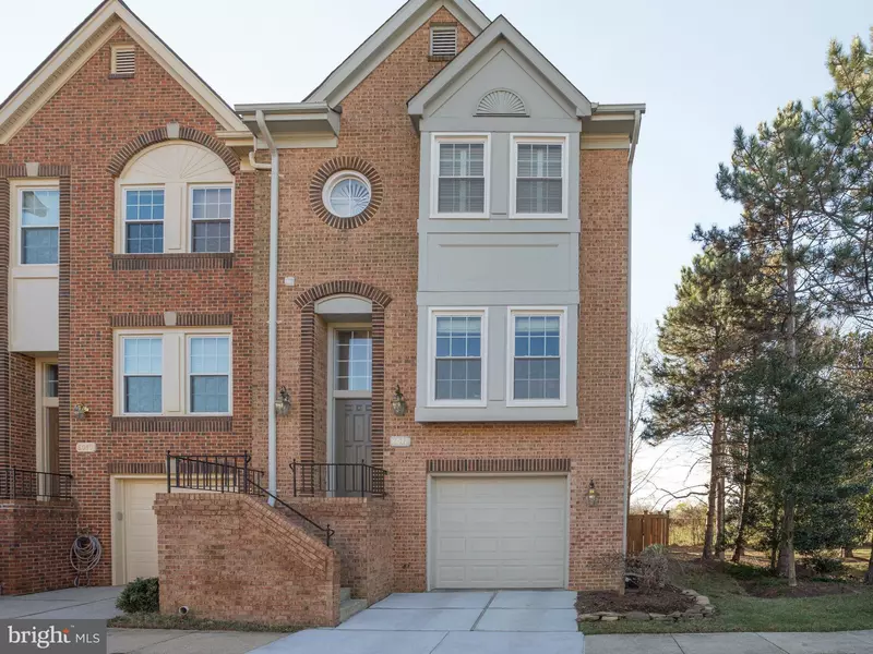 8047 MERRY OAKS CT, Vienna, VA 22182