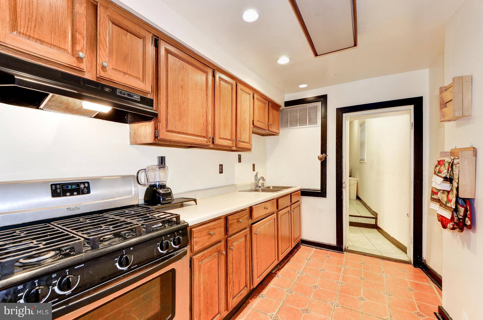 Washington, DC 20003,411 7TH ST SE
