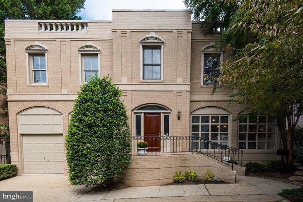 4716 FOXHALL CRESCENT NW, Washington, DC 20007