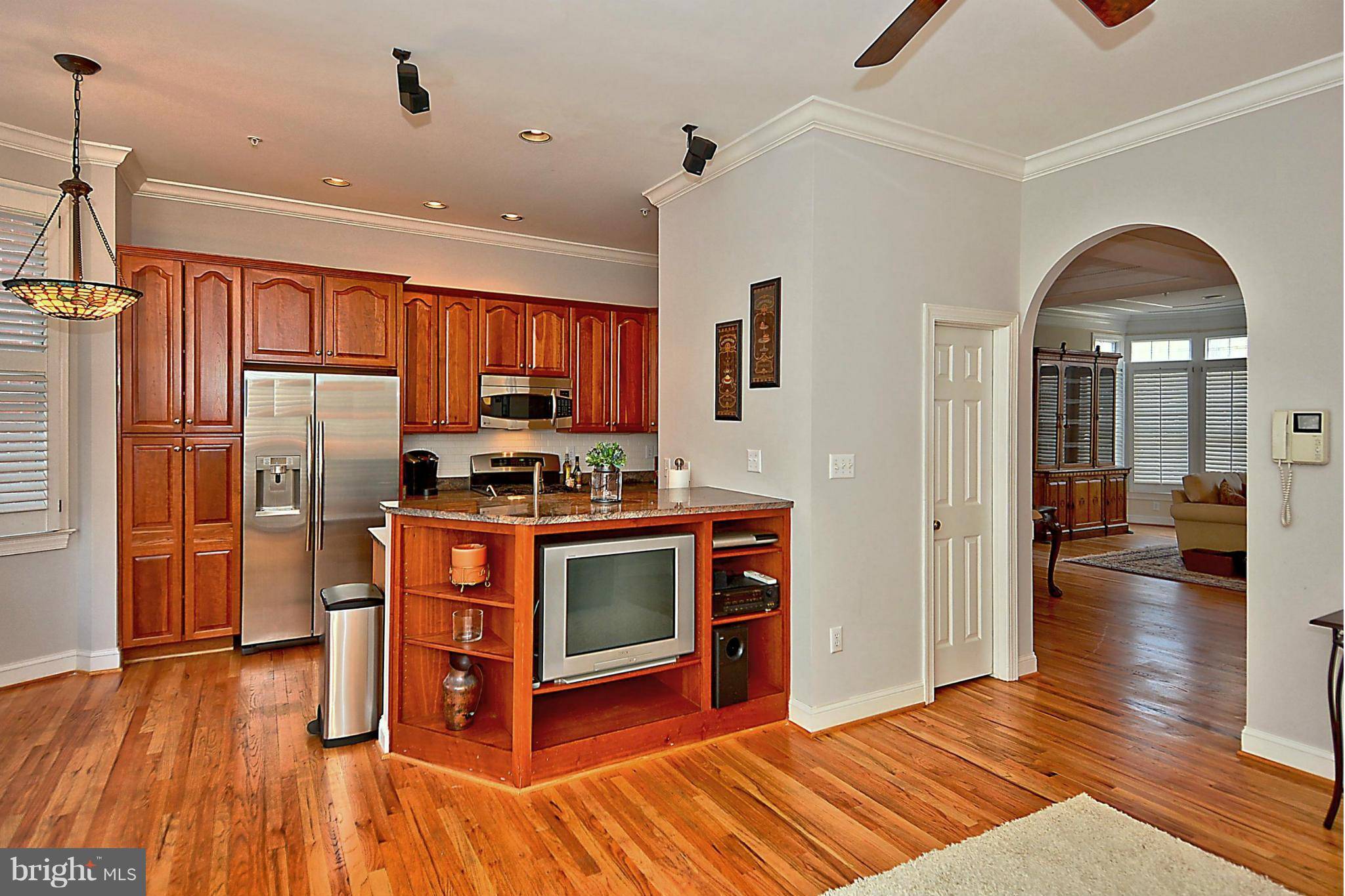 Arlington, VA 22201,1041 STUART ST N