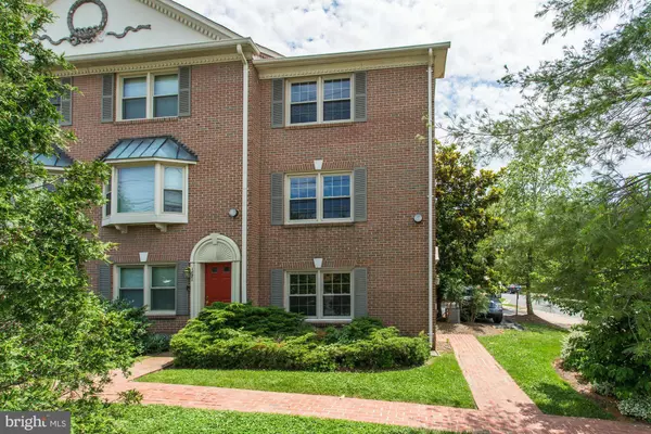 1869 ADAMS ST N, Arlington, VA 22201