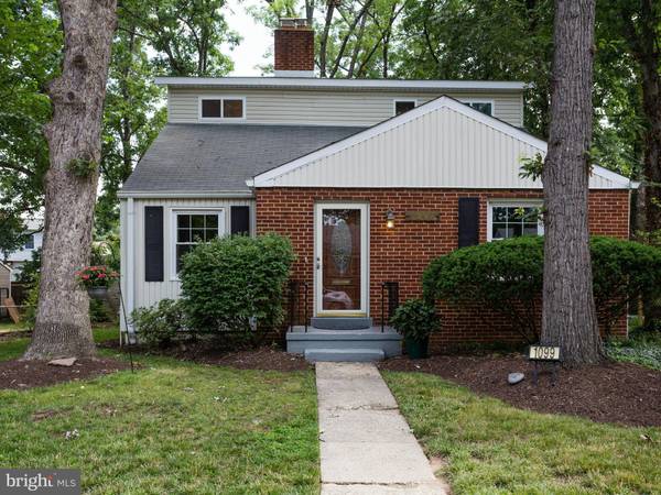 1099 FOREST DR, Arlington, VA 22204