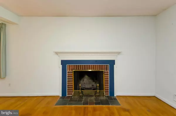 Arlington, VA 22207,3741 OAKLAND ST