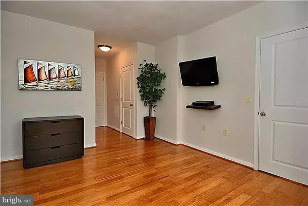 Arlington, VA 22203,851 GLEBE RD #2014