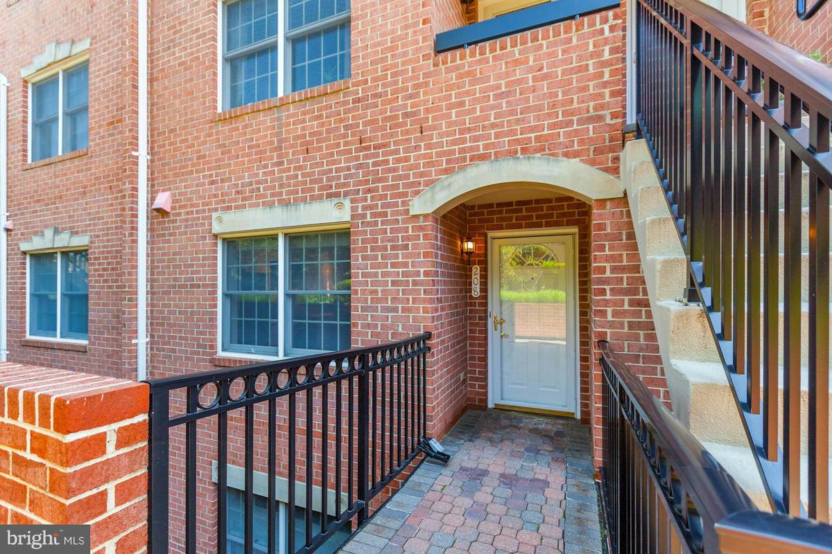 Arlington, VA 22213,6908 FAIRFAX DR #208