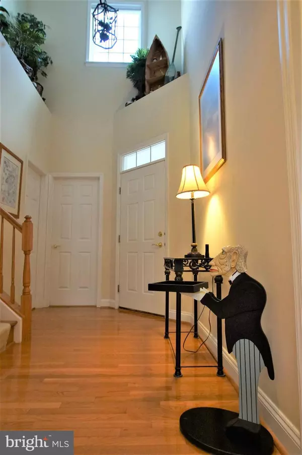 Odenton, MD 21113,7644 MILK GLASS CT