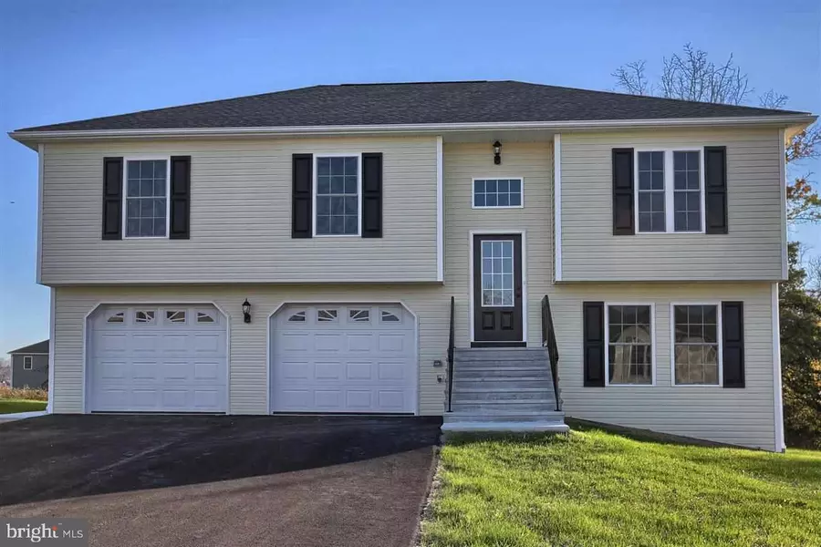 53 SIR WILLIAM DR, Newville, PA 17241