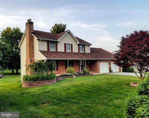 11 E PENNSYLVANIA AVE, Stewartstown, PA 17363