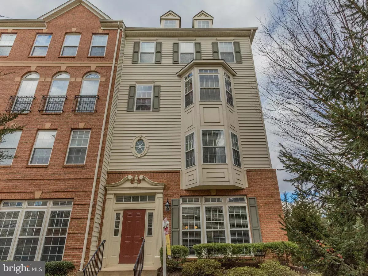 Alexandria, VA 22312,5669 HARRINGTON FALLS LN #A