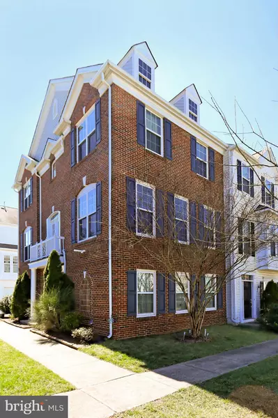 5079 VILLAGE FOUNTAIN PL, Centreville, VA 20120