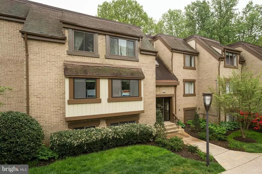 1666 PARKCREST CIR #200, Reston, VA 20190