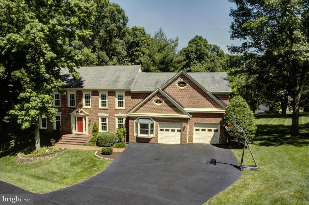 Oakton, VA 22124,10860 MEADOW POND LN