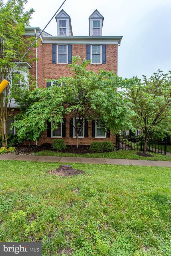 2471 HUNTINGTON PARK DR, Alexandria, VA 22303