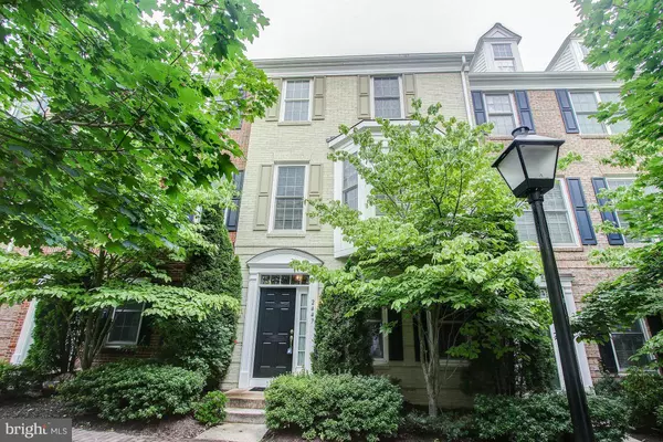 2447 HUNTINGTON PARK DR, Alexandria, VA 22303