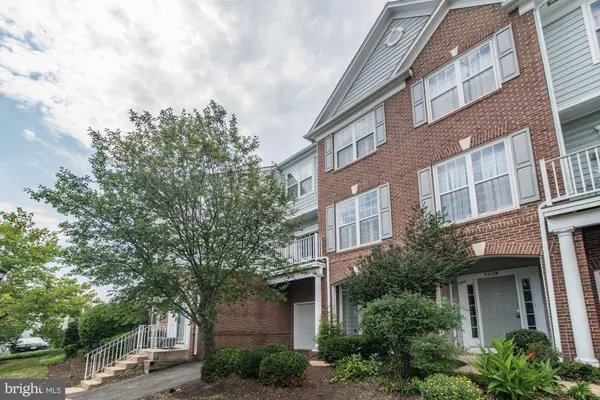 Alexandria, VA 22312,5314 BIRDS VIEW LN #2