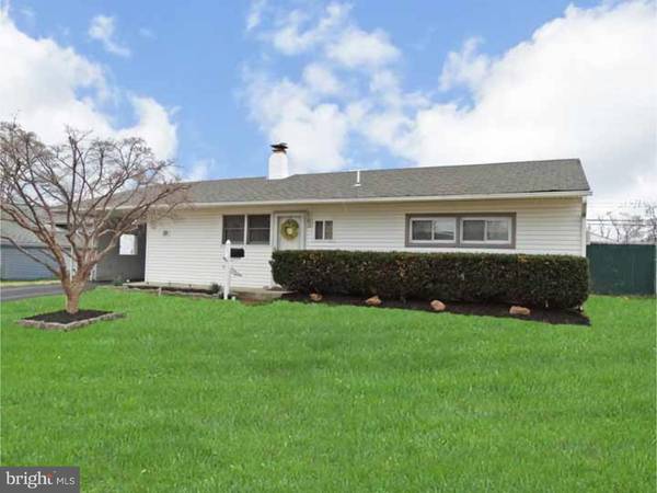 28 GARDEN LN, Levittown, PA 19055