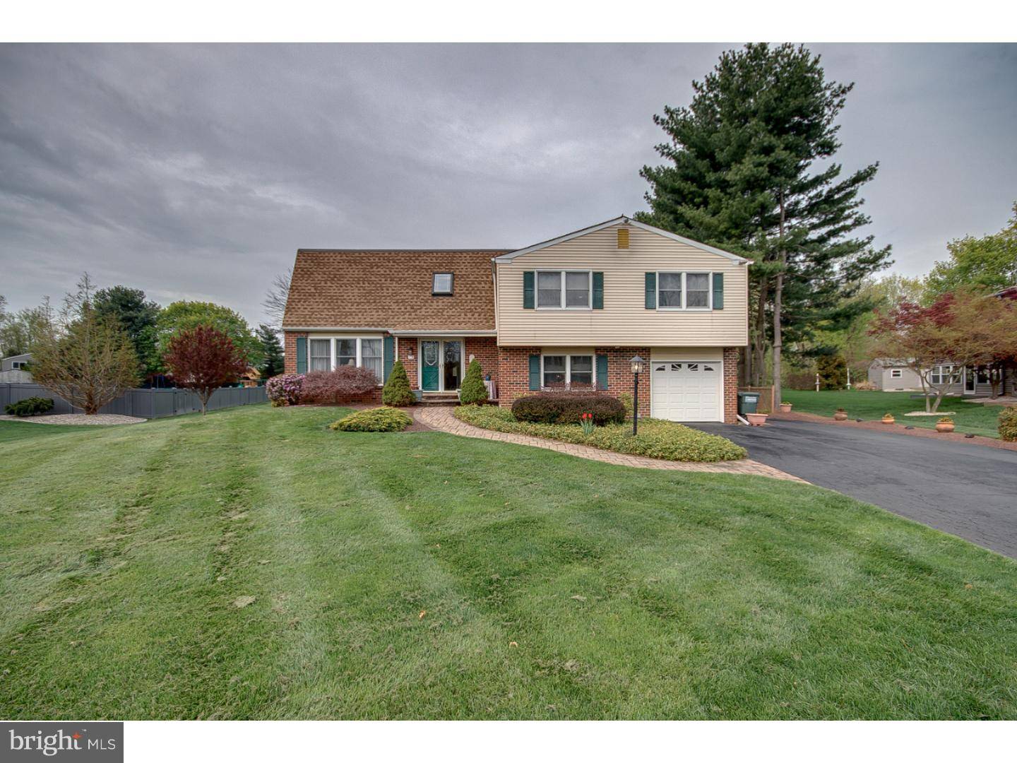 73 SHELLEY RD, Holland, PA 18966