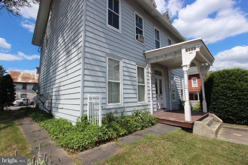 301 E MAIN ST, New Holland, PA 17557