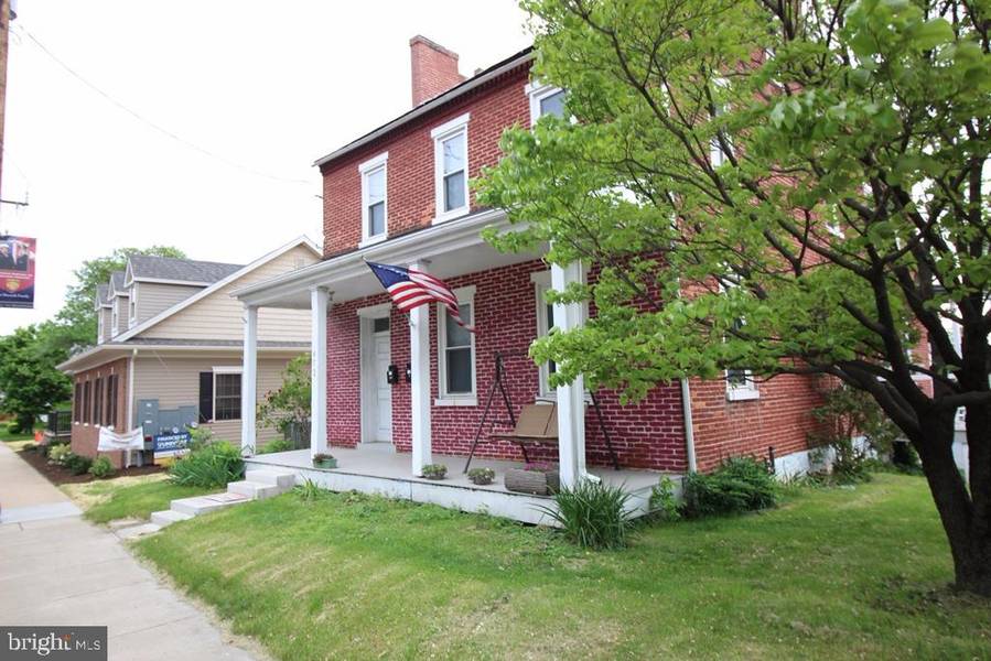 402 E MAIN ST, New Holland, PA 17557