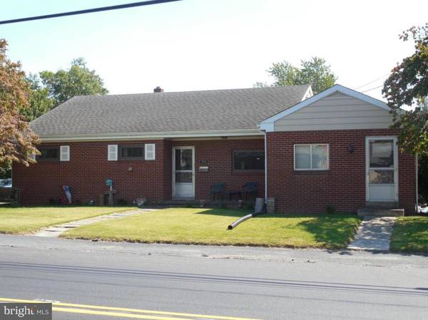 204 E MAIN ST, Leola, PA 17540