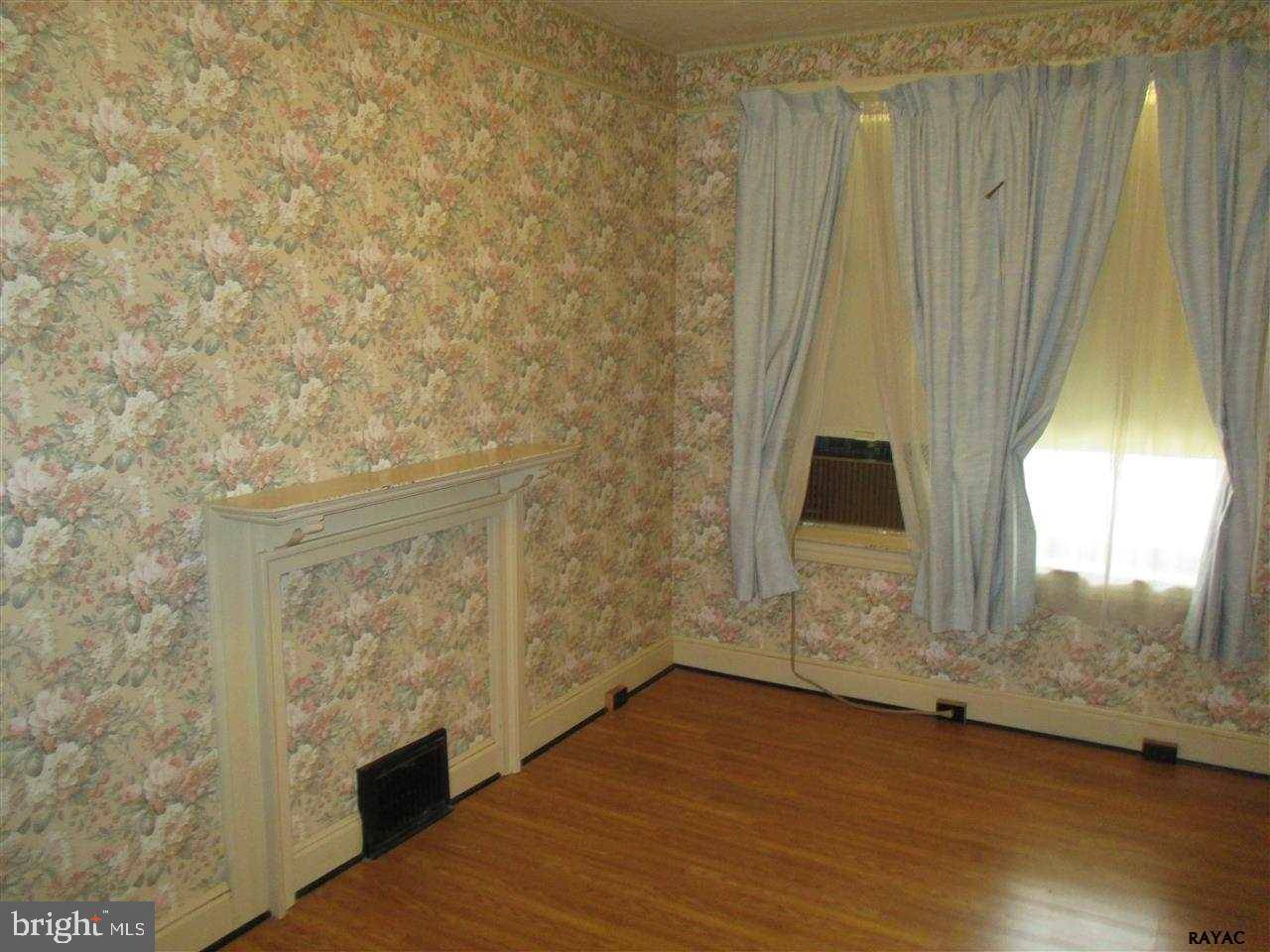 York, PA 17401,915 W COLLEGE AVE