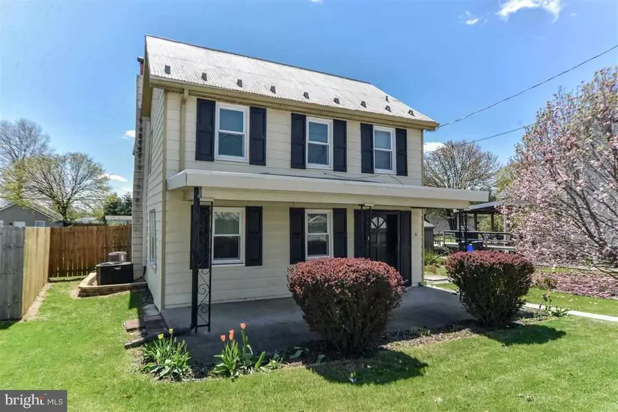 61 W MAIN ST, New Kingstown, PA 17072