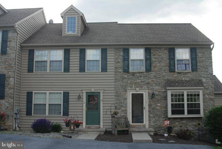 8 KING CT, Elizabethtown, PA 17022