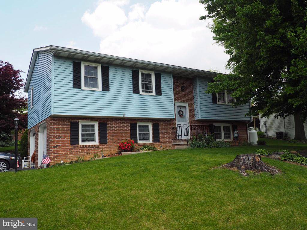 1281 BARCLAY DR, Lancaster, PA 17601