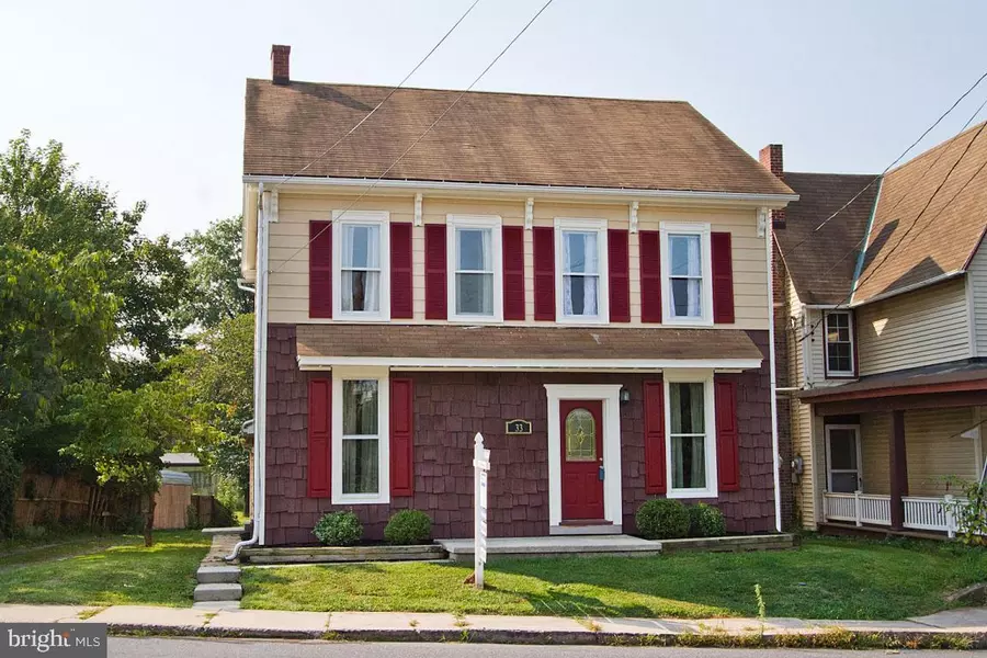 33 E MAIN ST, Reinholds, PA 17569