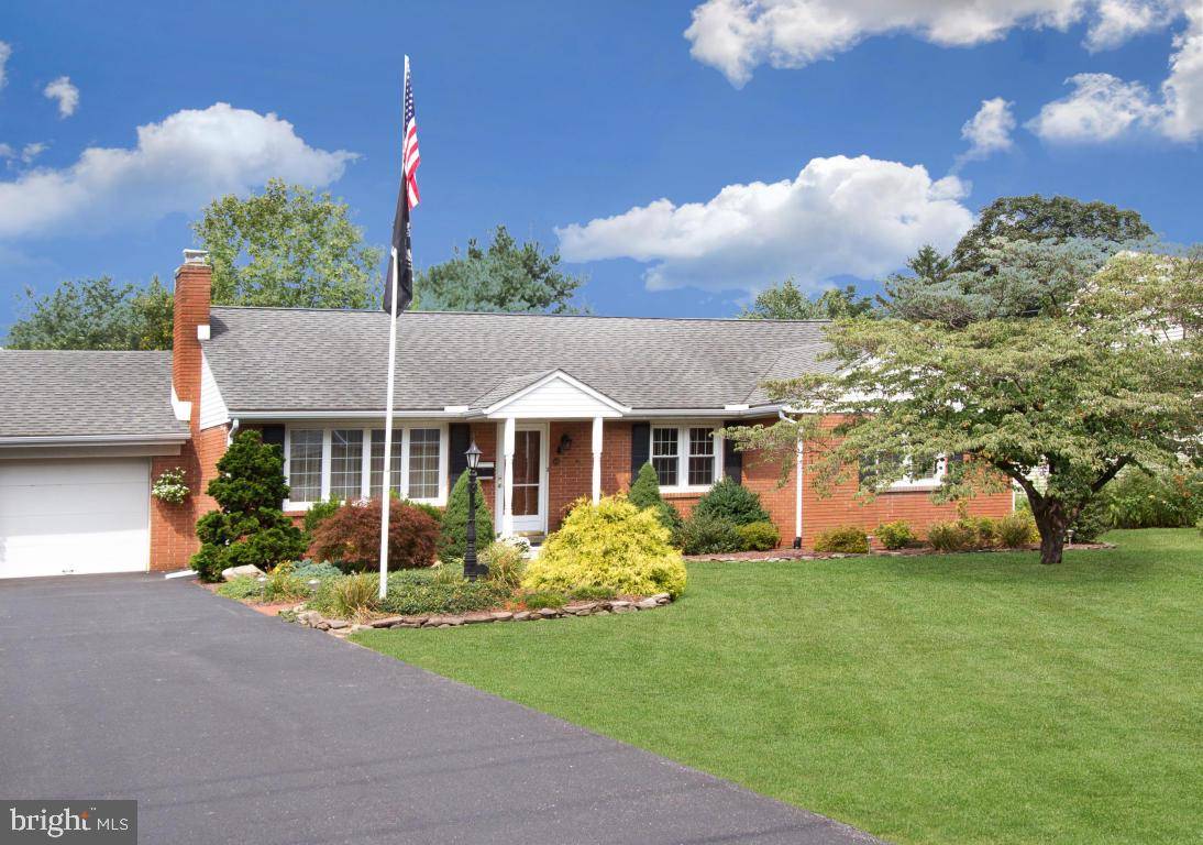 345 S MARKET AVE, Mount Joy, PA 17552