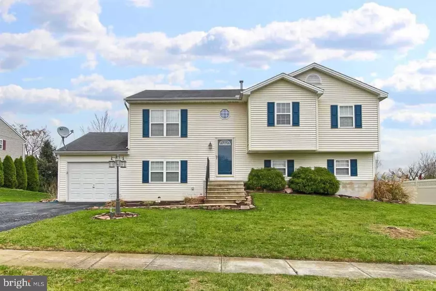 1560 SCOTCH DR, York, PA 17404