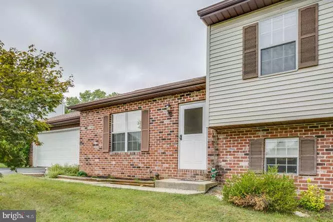 2836 GLEN HOLLOW DR, York, PA 17406