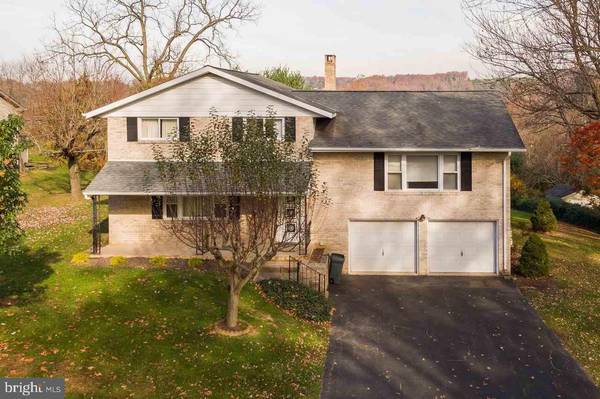 13 GREENBRIAR DR, Jacobus, PA 17407