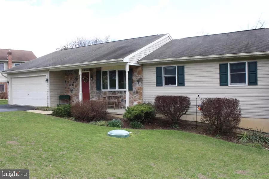 3 PADDOCK DR, Lititz, PA 17543