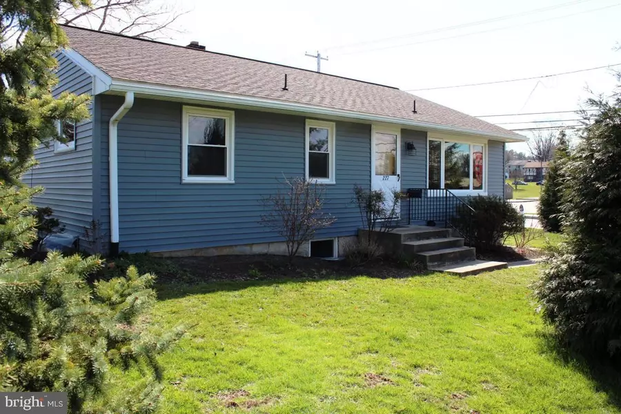 227 W CHESTNUT ST, Quarryville, PA 17566