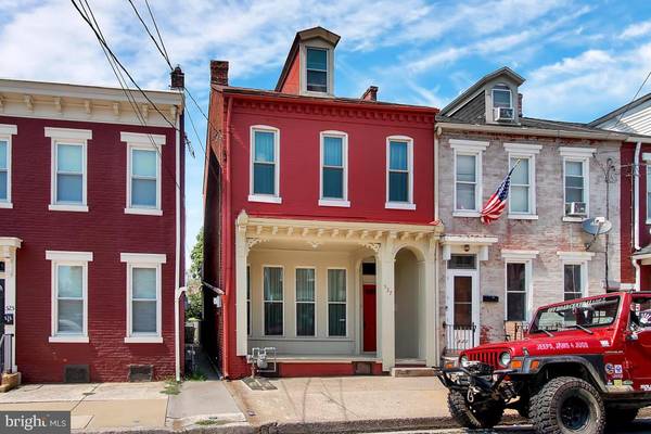 527 WALNUT ST, Columbia, PA 17512