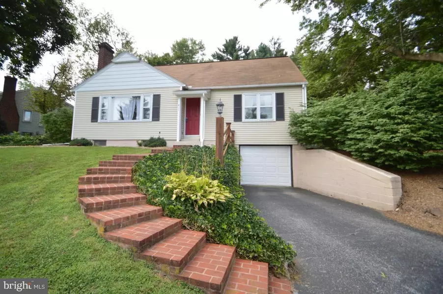 411 ORCHARD LN, Manheim, PA 17545