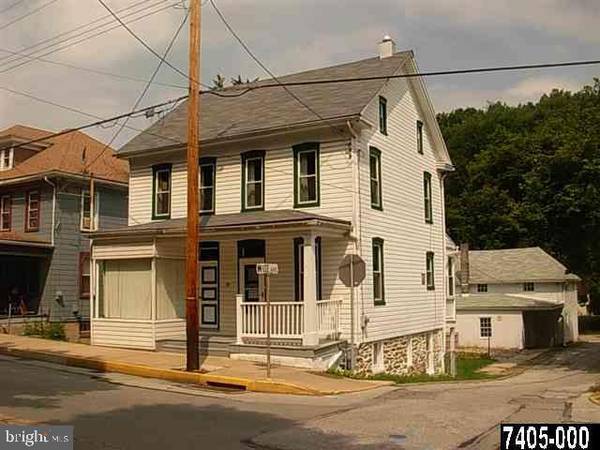 98 E MAIN ST, Windsor, PA 17366