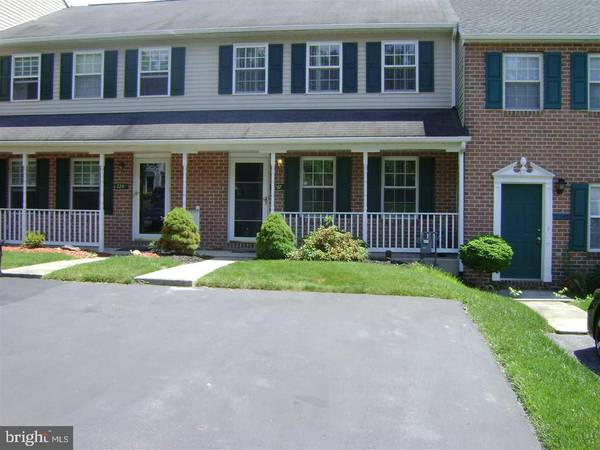 2247 N POINT DR, York, PA 17406